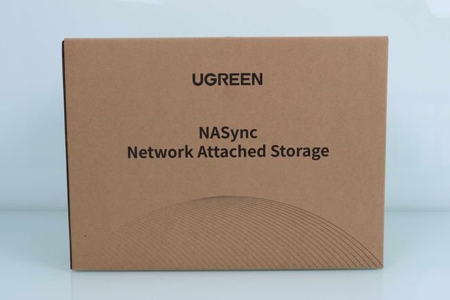 Frontal de la caja del UGREEN NASync DXP4800 Plus