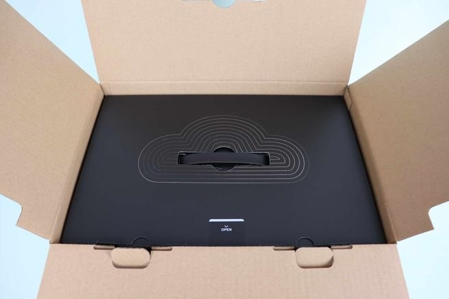Interior de la caja exterior del UGREEN NASync DXP4800 Plus