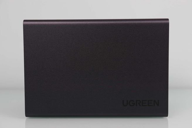 Lateral derecho del NAS UGREEN NASync DXP4800 Plus en detalle
