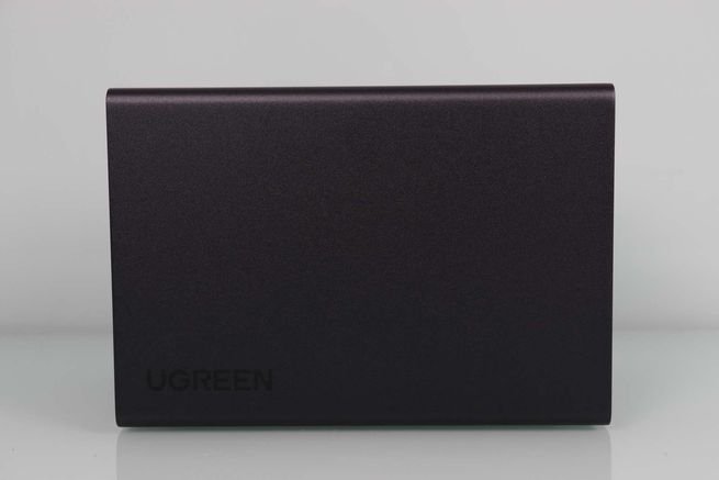 Lateral izquierdo del NAS UGREEN NASync DXP4800 Plus en detalle
