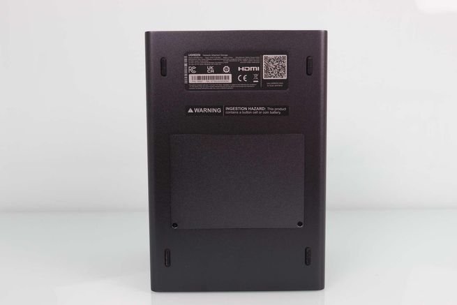 Zona inferior del NAS UGREEN NASync DXP4800 Plus