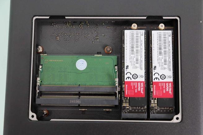 Unidades M.2 NVMe de WD instaladas en el UGREEN NASync DXP4800 Plus