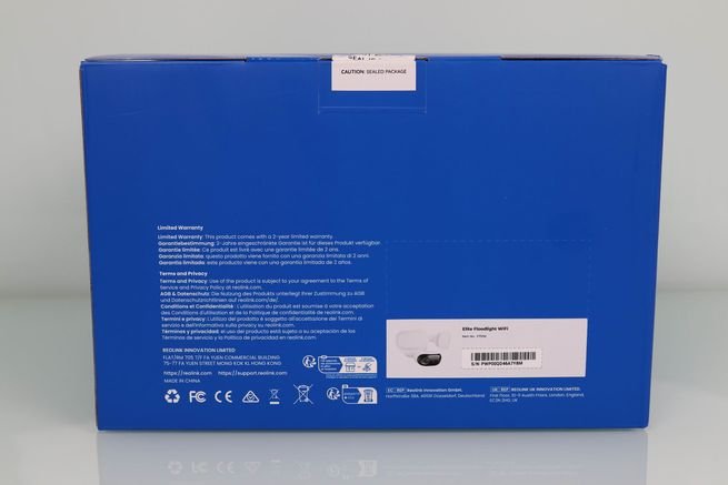 Frontal de la caja con el modelo Reolink Elite Floodlight WiFi en detalle