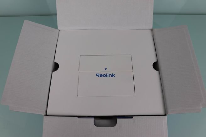Interior de la caja de la cámara IP Reolink Elite Floodlight WiFi