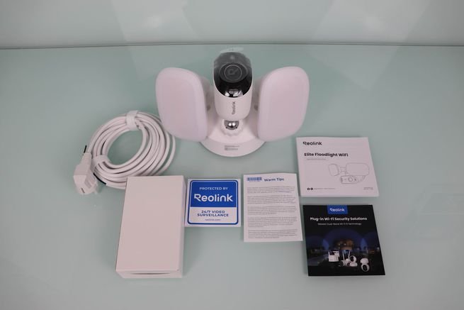 Contenido de la caja del Reolink Elite Floodlight WiFi