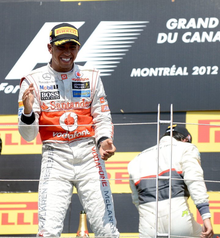 Lewis Hamilton (McLaren) festejó así su victoria en el GP de Canadá 2012.