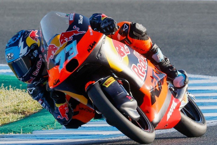 El pibe de 17 años a bordo de la KTM Tech3.
(EFE/José Manuel Vidal)