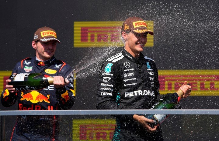 George Russell le da la espalda a Max Verstappen en el podio. (REUTER)