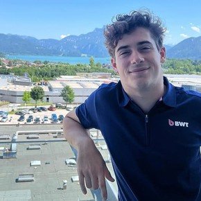 Franco Colapinto visitó la sede de la marca que vestirá de rosa a Alpine en el GP de Austria