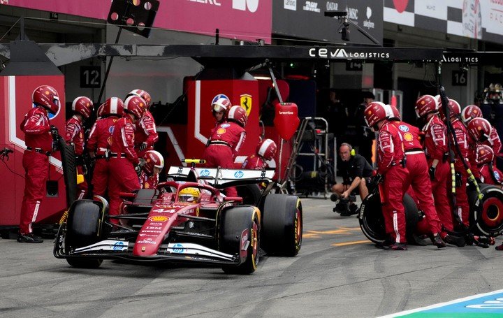 Lewis Hamilton con Ferrari. (REUTER)