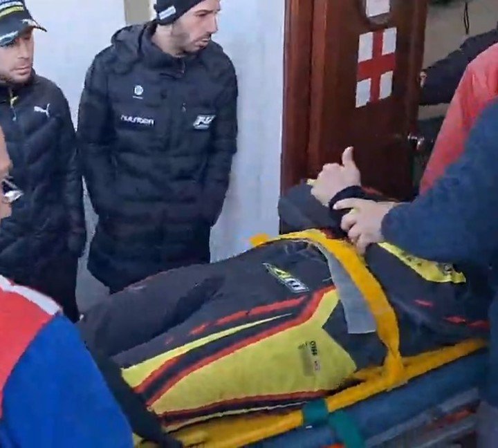 El Gurisito levanta el pulgar cuando lo ingresan al hospital.