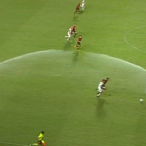 Video: se paró el partido porque ¡se prendieron los aspersores!