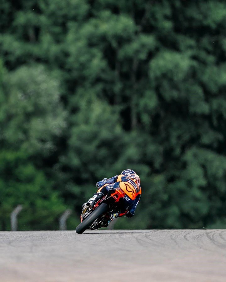 Allá va Valentín Perrone durante las prácticas del GP de Alemania de Moto3.
@valentinperrone73 en IG.
