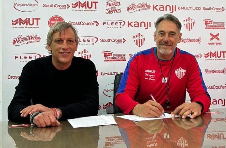 Jorge Vivaldo puso la firma en Talleres de Escalada (Prensa Talleres RE).