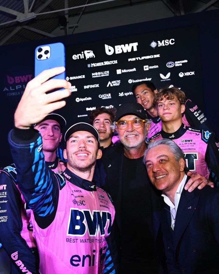 El extenso equipo de Alpine. (@AlpineF1Team)