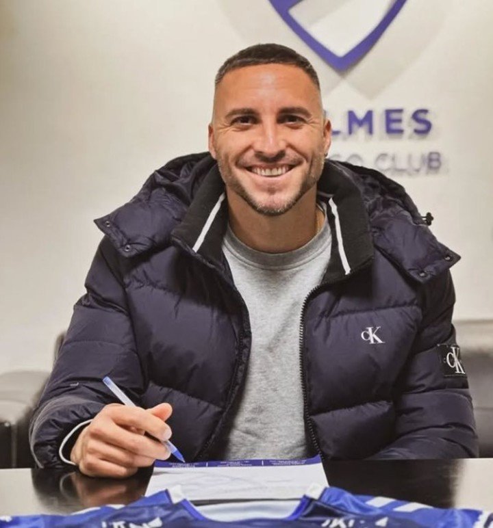 Emanuel Herrera firmando su contrato con Quilmes en 2024.