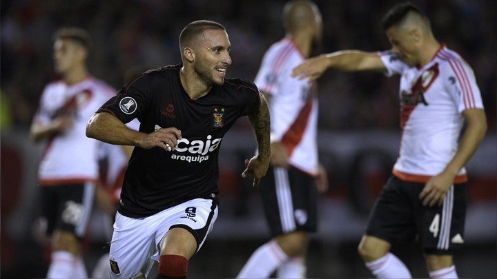 Emanuel Herrera, con la camiseta de Melgar.