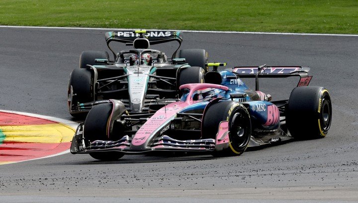 Colapinto resistió varias vueltas al Mercedes de Kimi Antonelli en el GP de Bélgica, aunque no sumó puntos.
(EFE/EPA/OLIVIER MATTHYS)