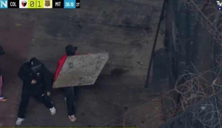 Un barra de Colón con una baldoza gigante.