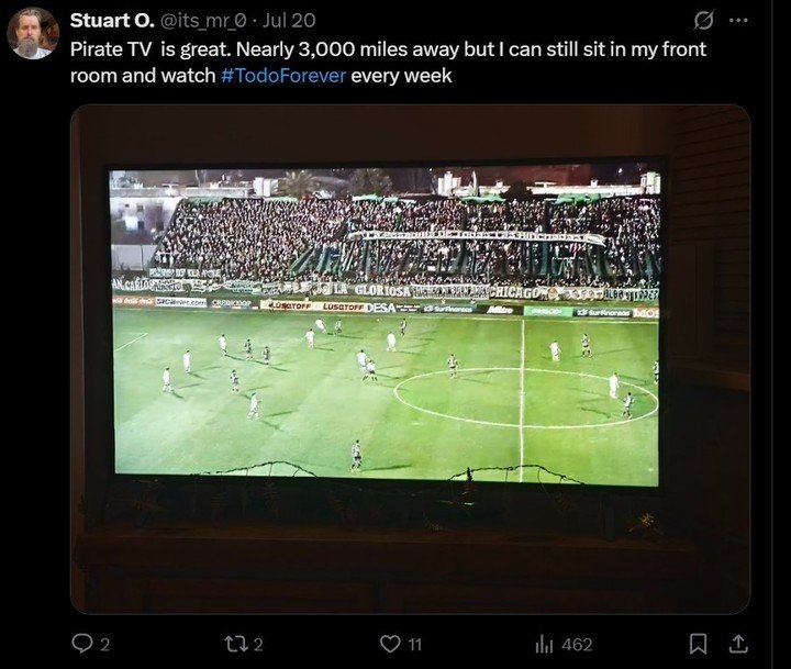 Stuart viendo el partido ante Nueva Chicago.