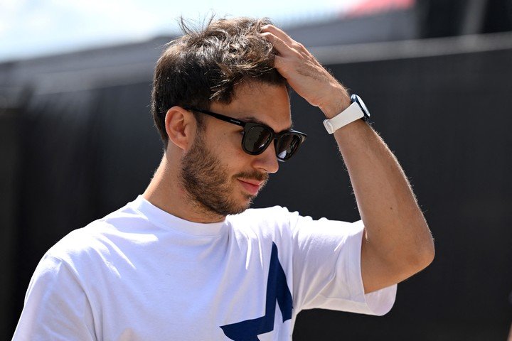 Así llegó Gasly al paddock de la F1 en Silverstone, este jueves. +
(REUTERS/Jaimi Joy)