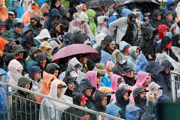 La gente la pasó peor, aguantando la lluvia en Bélgica.