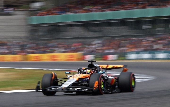 El McLaren de Oscar Piastri parte segundo (Reuter).