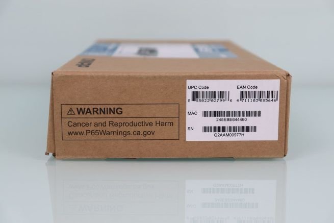Lateral derecho de la caja del switch no gestionable QNAP QSW-3205-5T