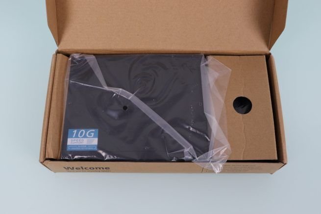 Interior de la caja del switch no gestionable QNAP QSW-3205-5T
