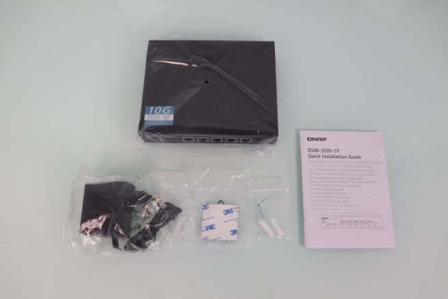 Contenido de la caja del switch QNAP QSW-3205-5T en detalle