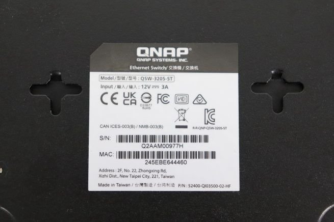 Pegatina inferior del switch no gestionable QNAP QSW-3205-5T