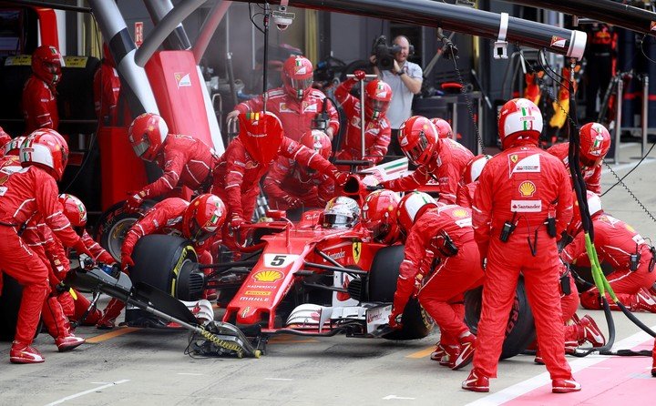 Sebastian Vettel en plena parada en boxes durante el GP de Silverstone 2017.
(REUTERS/Jason Cairnduff) 