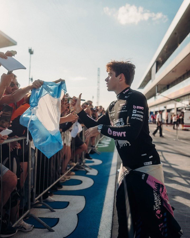Colapinto firmó una bandera argentina antes del GP de Hungría.
(Foto: @alpinef1team)