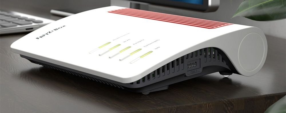 Router neutro FRITZ!Box 4690 en la parte derecha con la telefonía analógica.