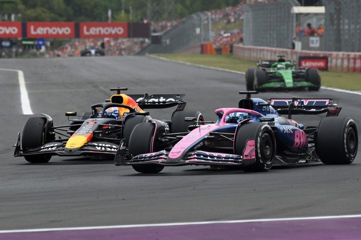 Verstappen supera a Gasly en la primera curva del GP de Hungría.
(EFE/EPA/Zsolt Czegledi)