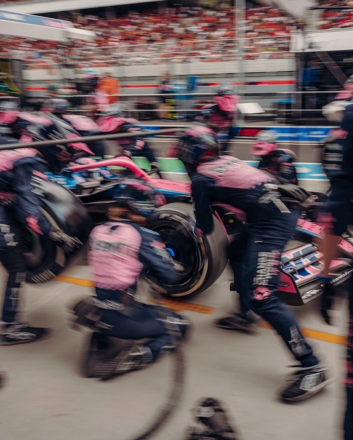 El equipo Alpine, en plena parada en boxes con Colapinto durante el GP de Hungría.