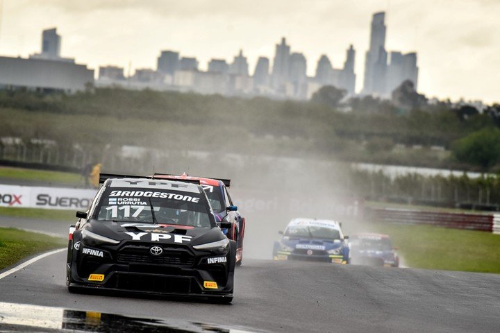 Bajo la lluvia, la Toyota #117 fue veloz. (Prensa TC2000)