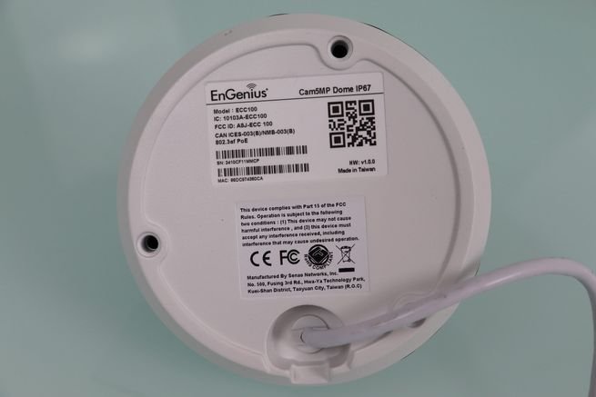 Zona posterior de la cámara IP profesional EnGenius ECC100 con agujeros para el soporte y pegatina.