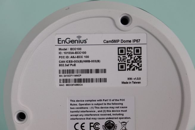 Detalle de la pegatina con datos de la cámara y número de serie de la EnGenius ECC100.