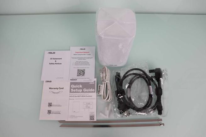 Contenido de la caja del WiFi mesh de exterior ASUS ZenWiFi BD4 Outdoor en detalle