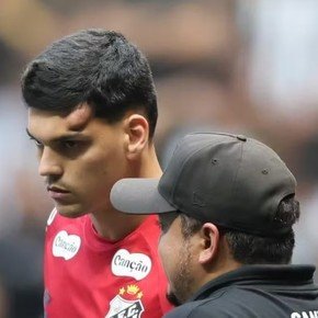 Video: rodillazo, chichón y desvanecimiento del arquero de Santos