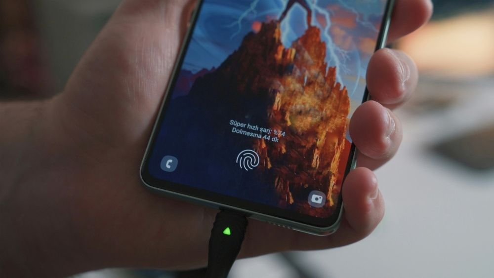 Persona utilizando una batería externa o power bank para cargar su móvil de forma segura, evitando los puertos USB públicos.
