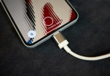 ¿Cargas tu móvil en puertos USB públicos? Así roban tus datos y cómo evitarlo