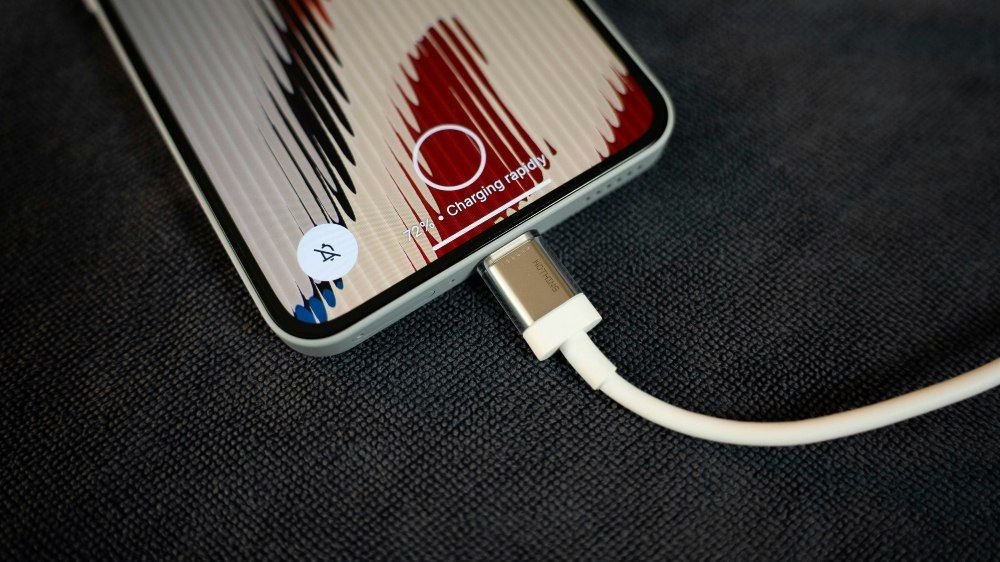 Primer plano de un cable USB-C conectado a un puerto, representando una posible vía de ataque de juice jacking.