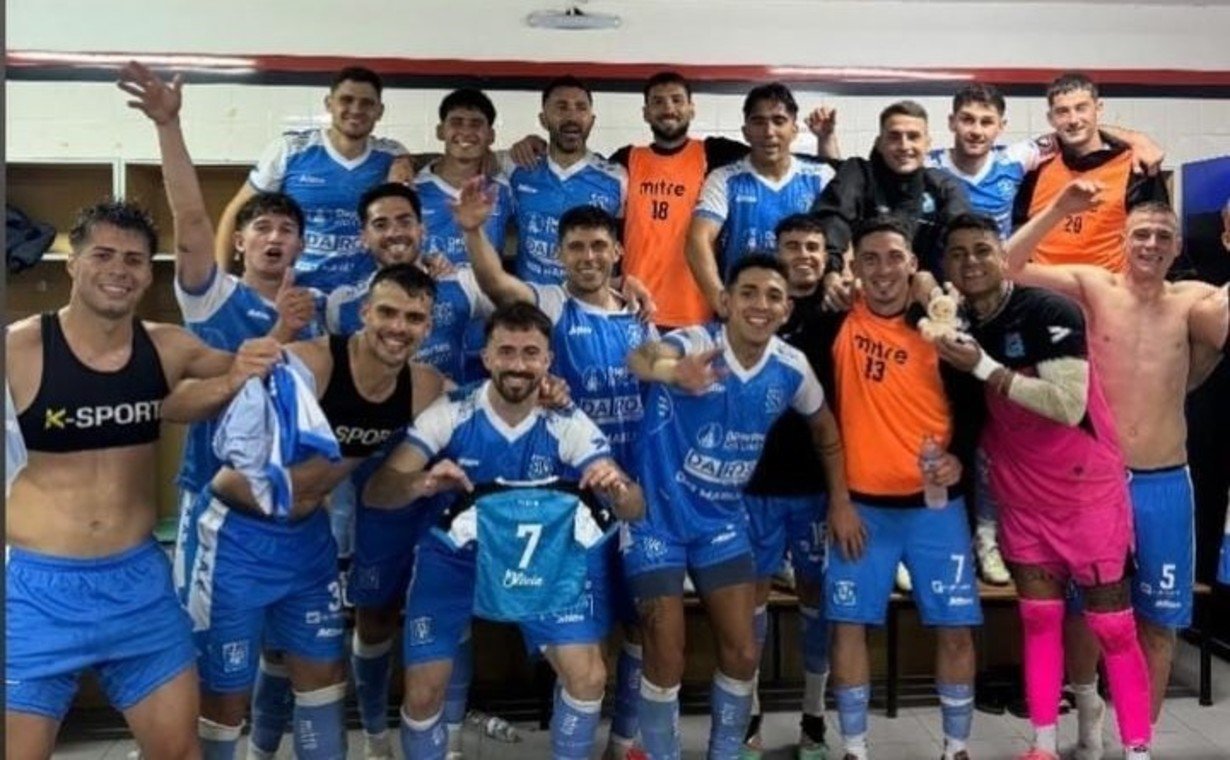 El festejo del Celeste en el vestuario del Cementerio de los Elefantes (Foto: Prensa Estudiantes RC)