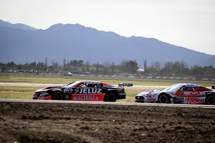 Agustín Canapino aguantando a Mariano Werner en el Turismo Carretera en San Luis. (Prensa ACTC)