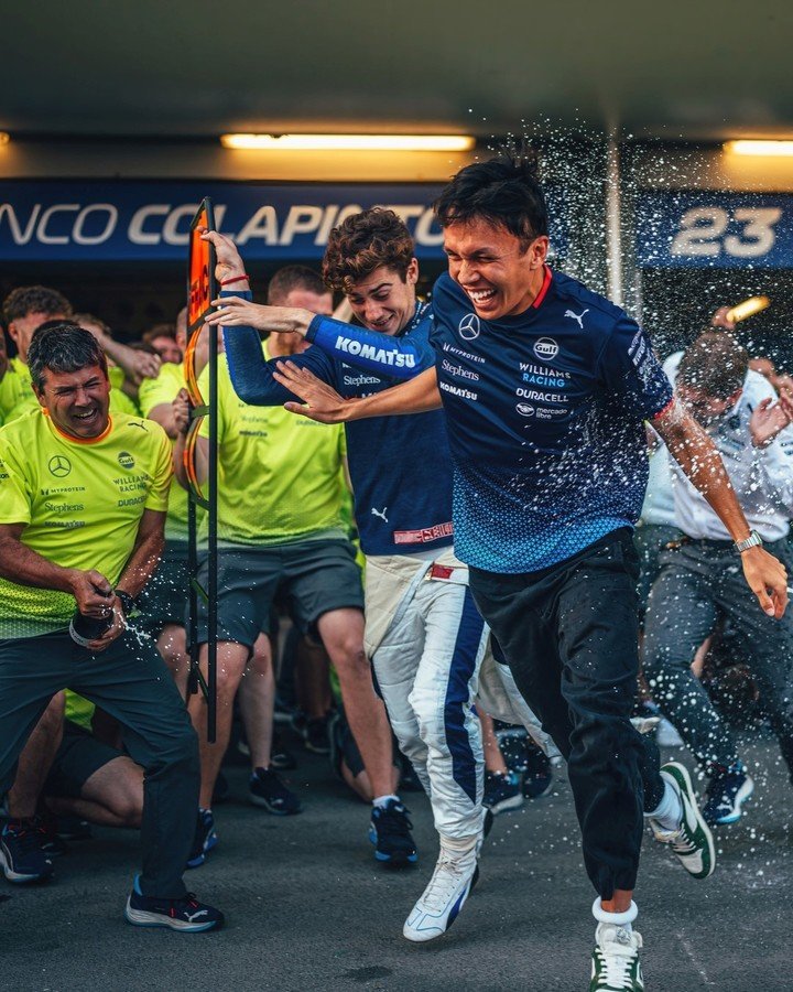 Colapinto y Albon, su ex compañero, festejando los puntos en Bakú hace un año. (@WilliamsRacing)