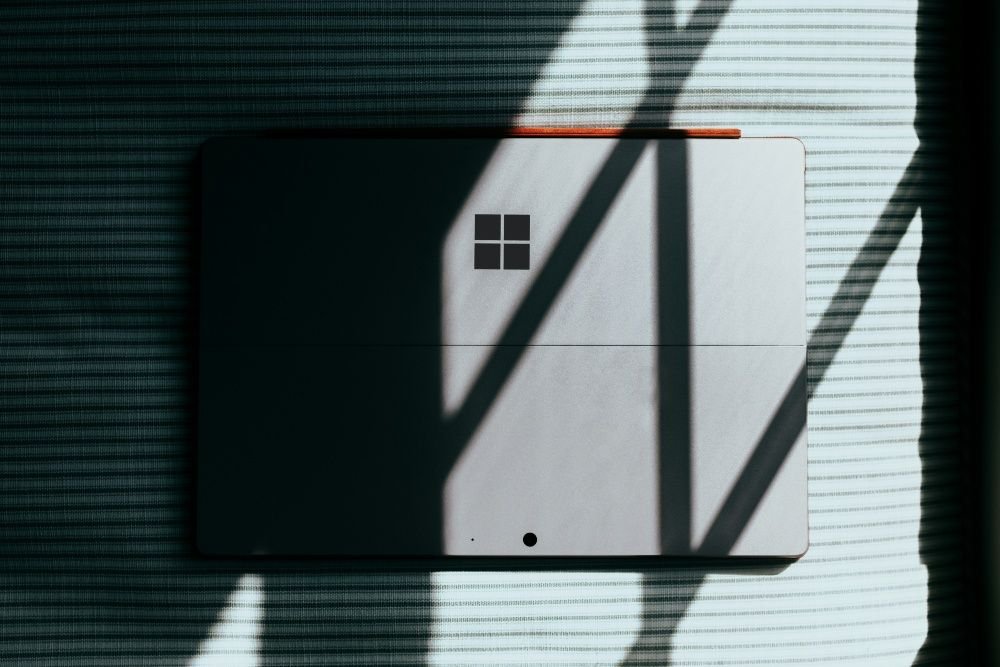 Portátil Microsoft Surface con la pantalla de inicio de sesión de Windows, preparado para comprobar los registros de eventos.