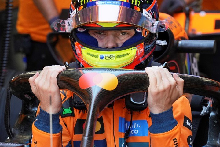 Piastri, momentos antes de volver a la pista. (AP Photo/Antonio Calanni)