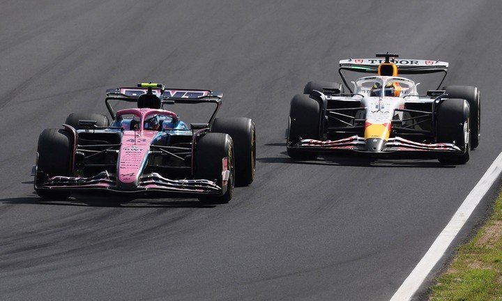 Colapinto tendrá que defenderse de autos más veloces en las rectas de Bakú. (REUTERS/Jakub Porzycki)